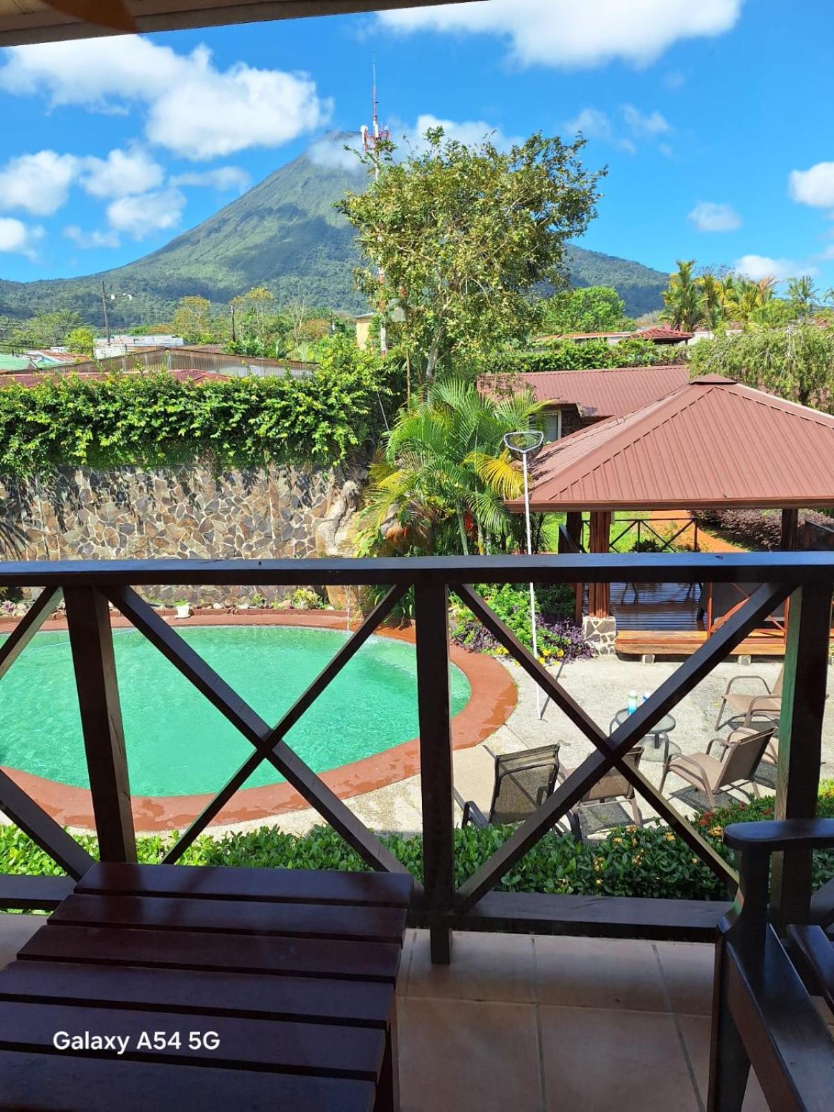 Hotel Iris Arenal La Fortuna Екстериор снимка