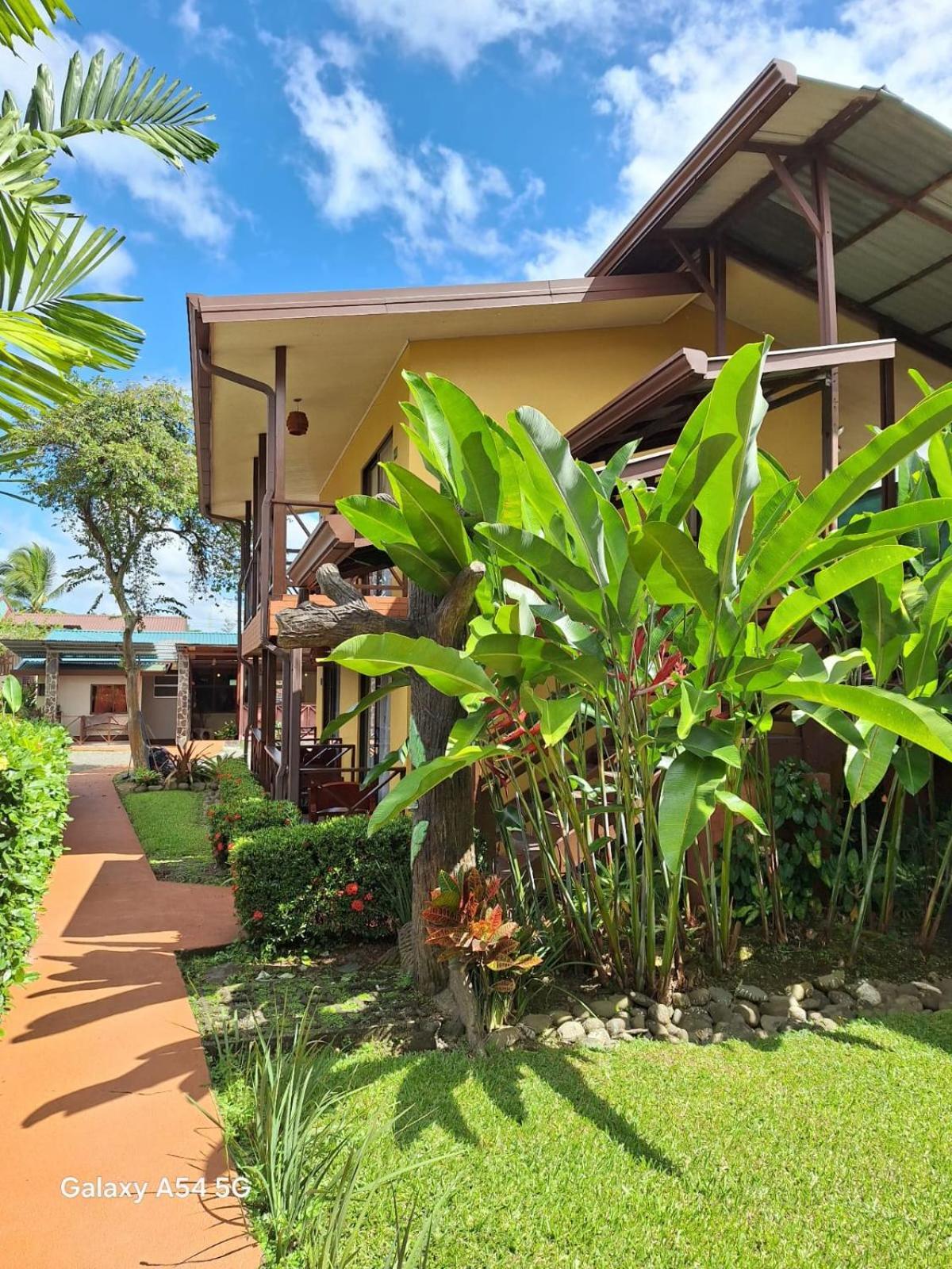 Hotel Iris Arenal La Fortuna Екстериор снимка