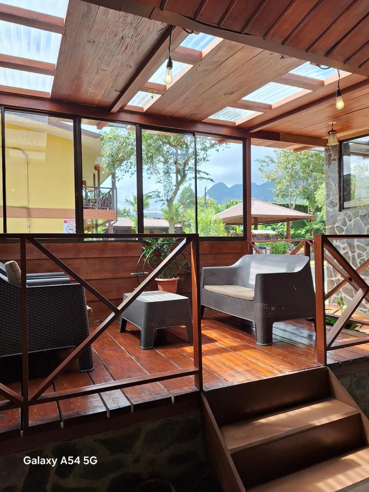Hotel Iris Arenal La Fortuna Екстериор снимка