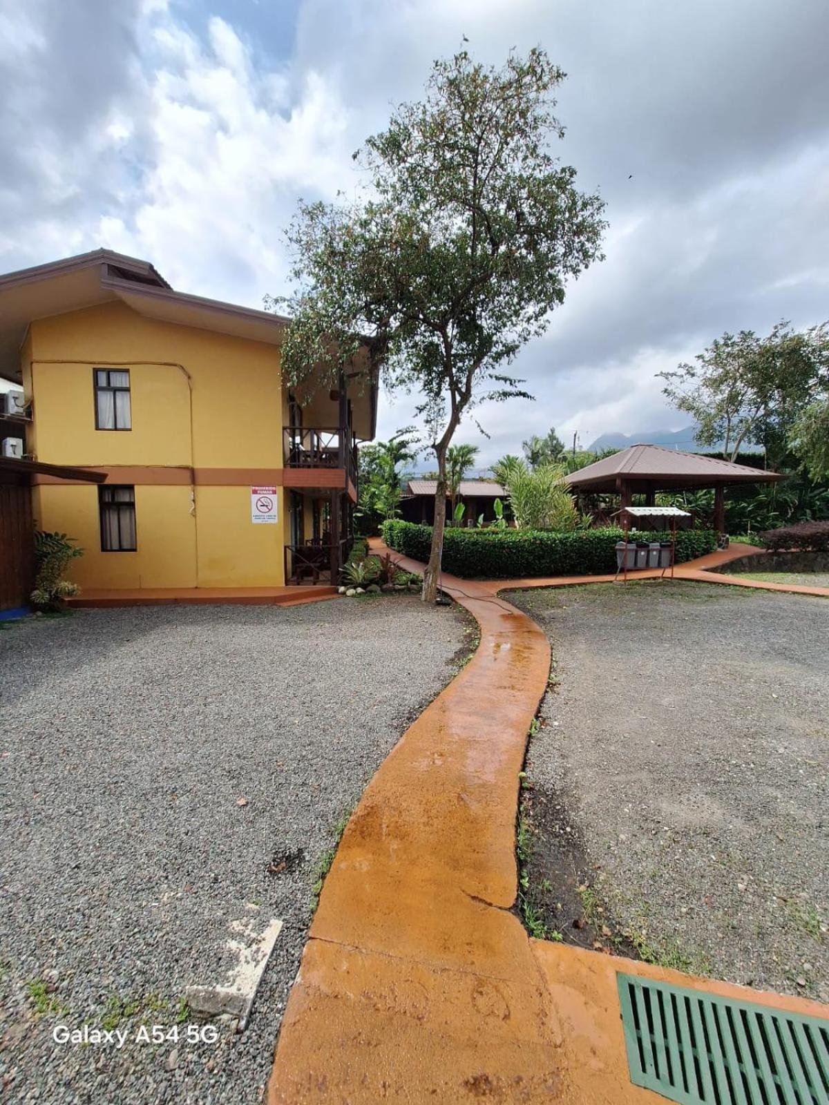Hotel Iris Arenal La Fortuna Екстериор снимка