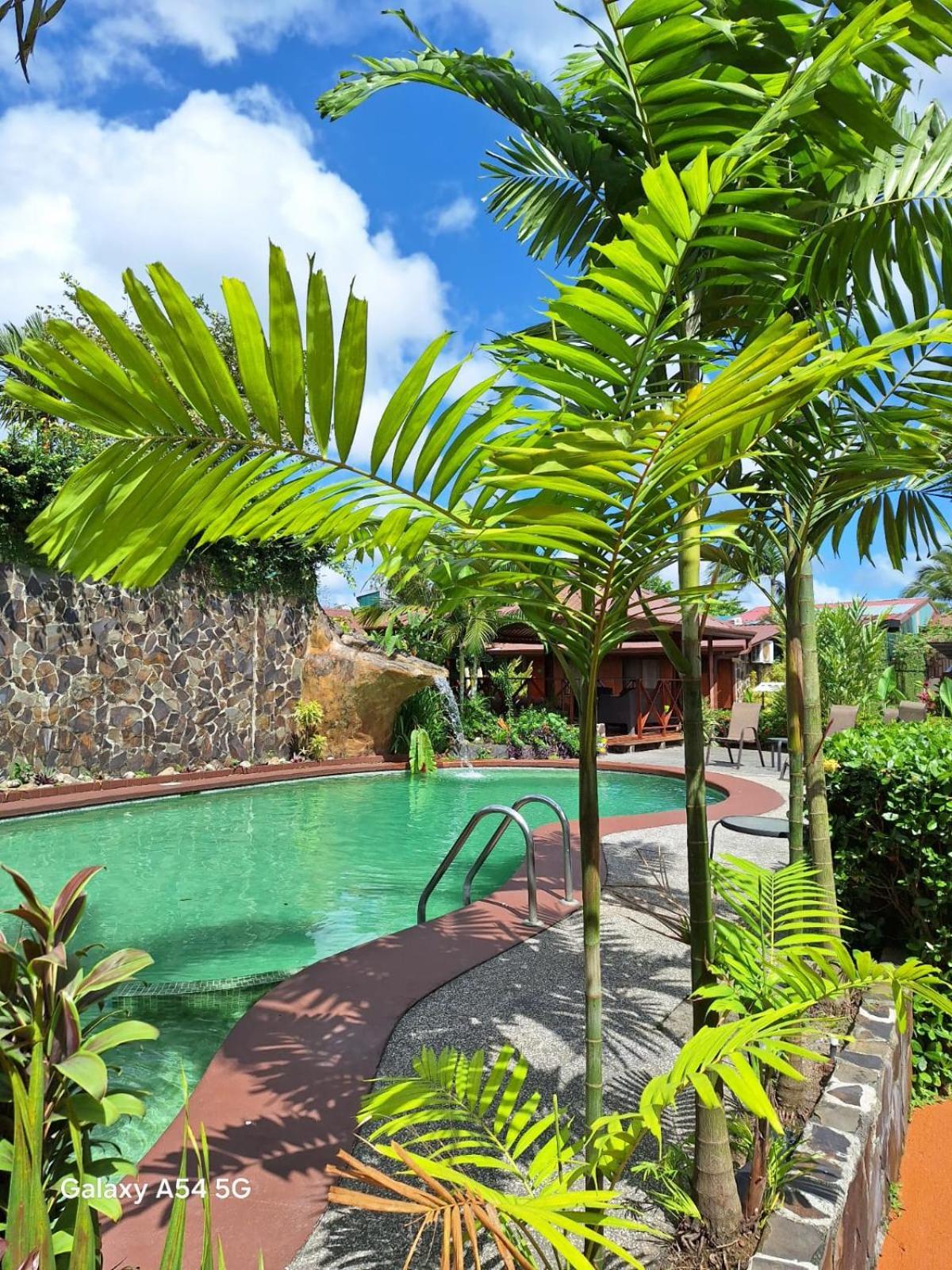 Hotel Iris Arenal La Fortuna Екстериор снимка