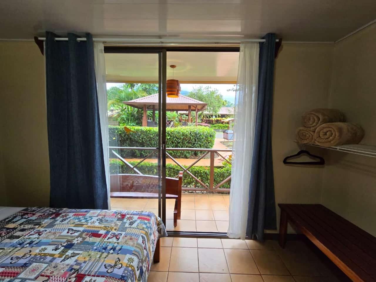 Hotel Iris Arenal La Fortuna Екстериор снимка