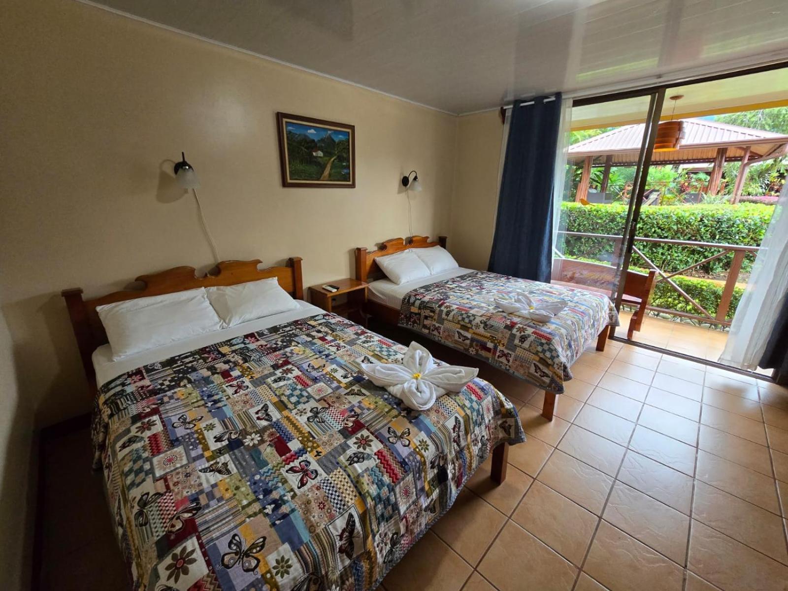 Hotel Iris Arenal La Fortuna Екстериор снимка