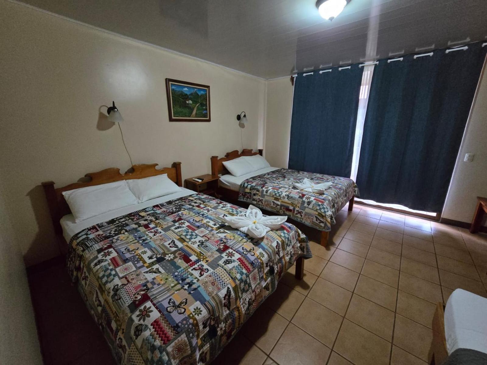 Hotel Iris Arenal La Fortuna Екстериор снимка
