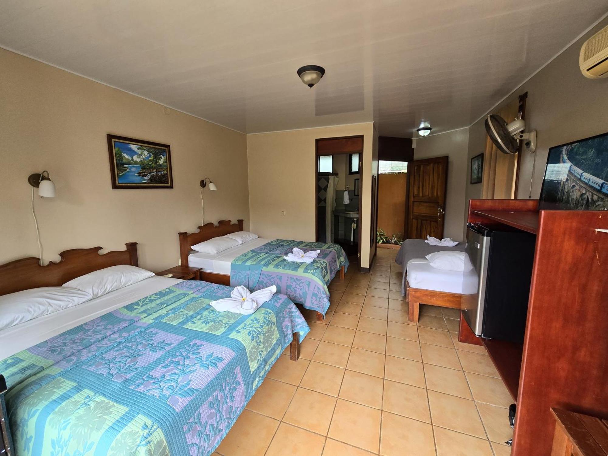 Hotel Iris Arenal La Fortuna Екстериор снимка