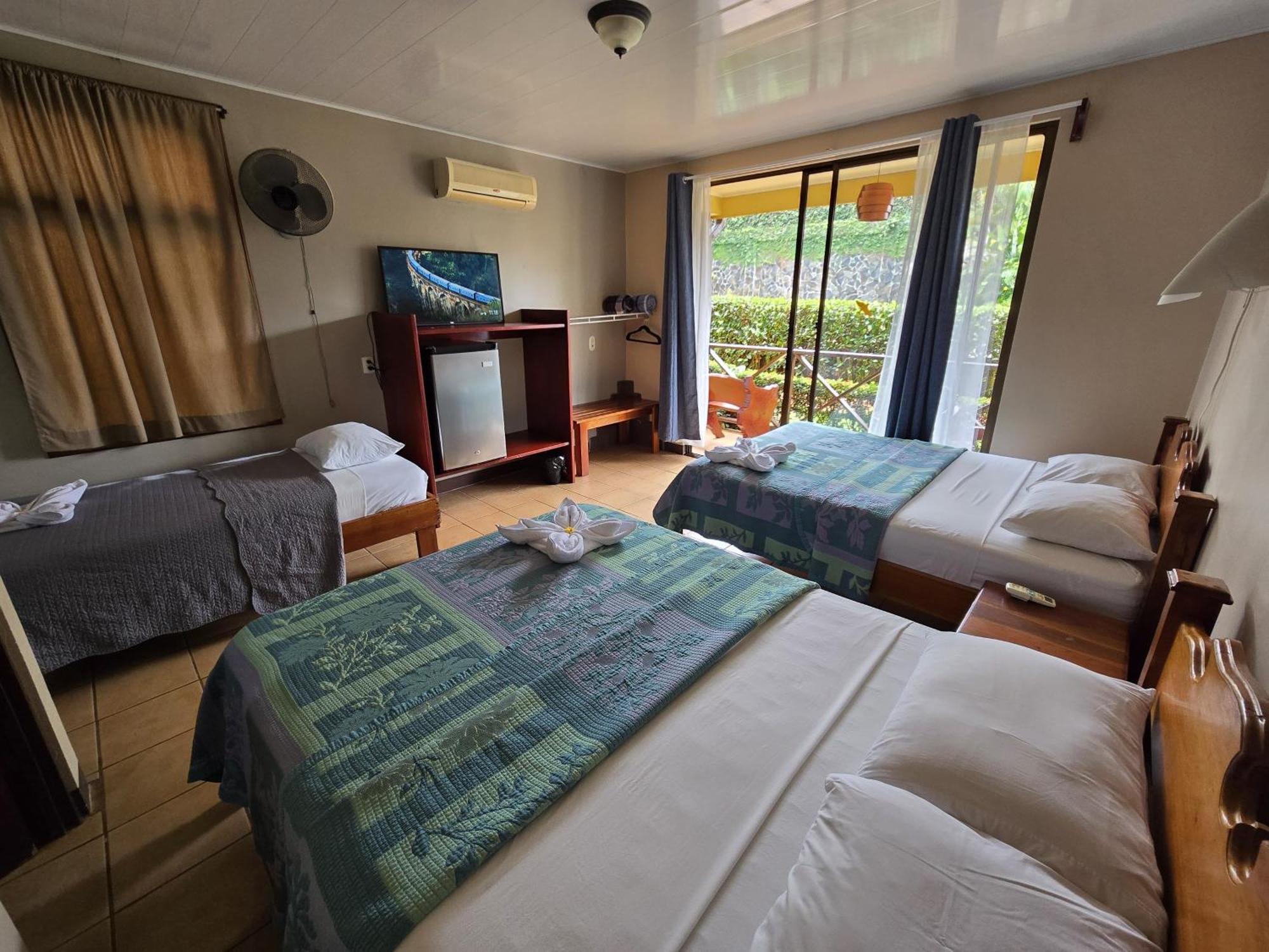 Hotel Iris Arenal La Fortuna Екстериор снимка