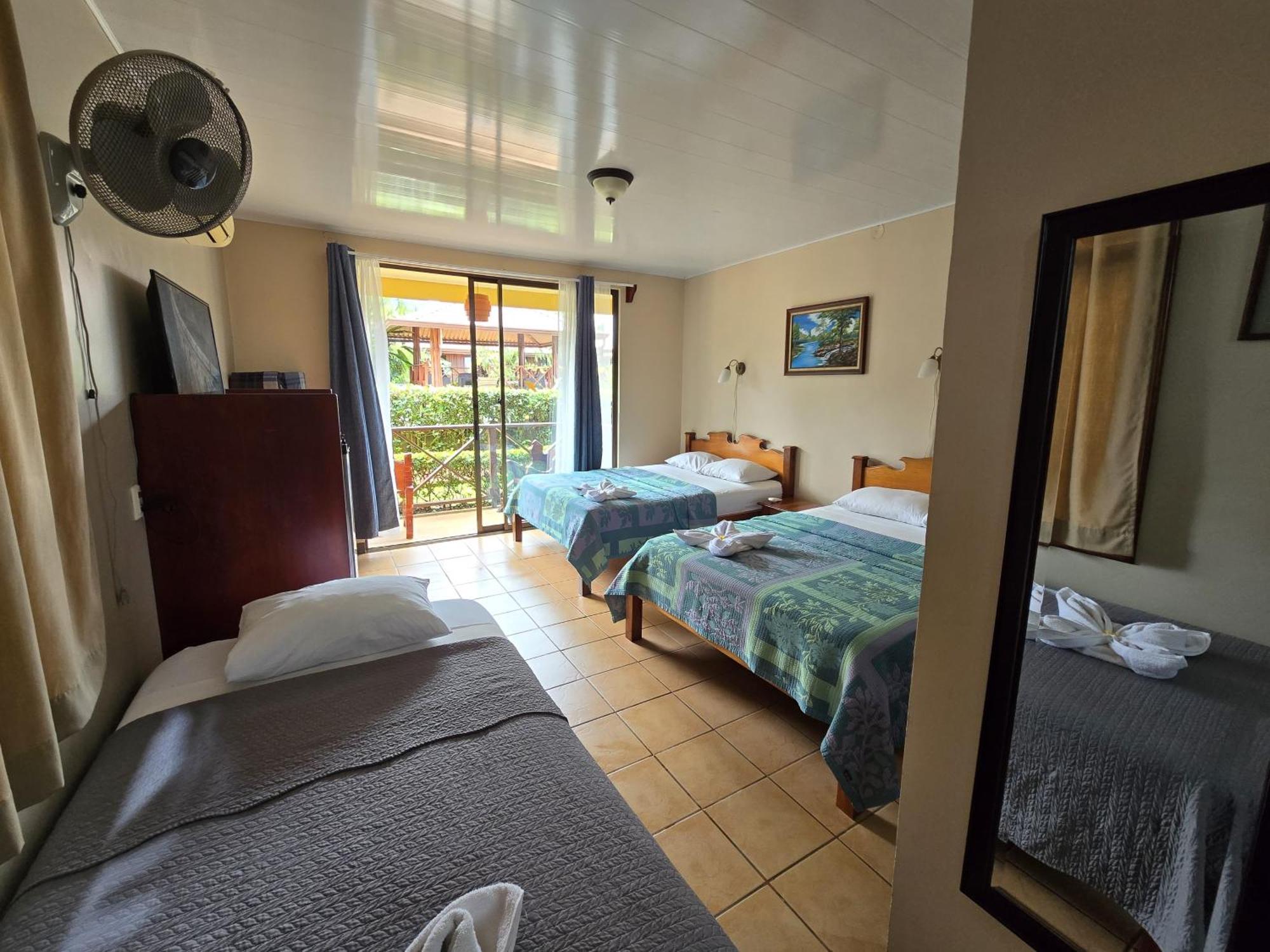 Hotel Iris Arenal La Fortuna Екстериор снимка