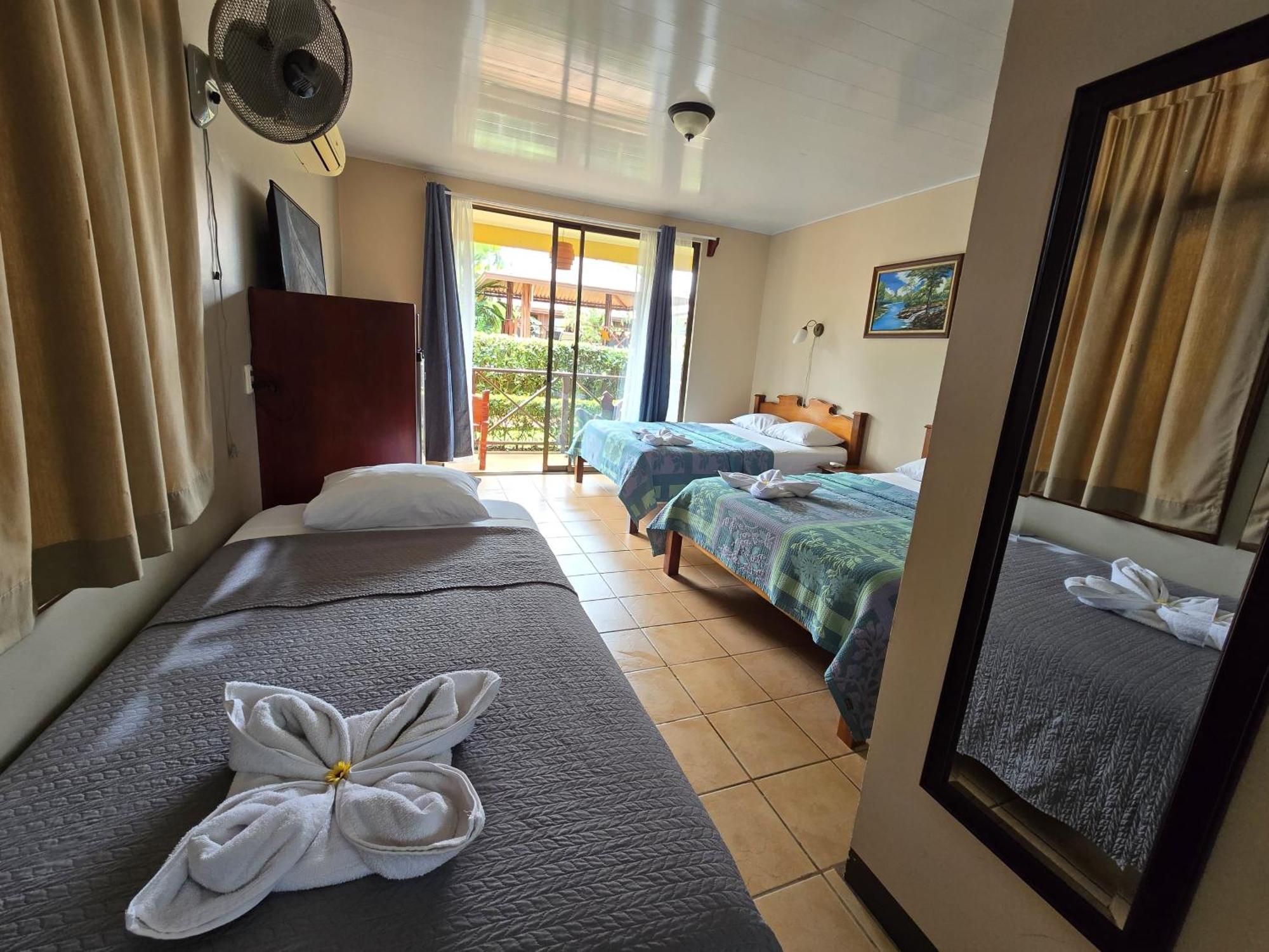 Hotel Iris Arenal La Fortuna Екстериор снимка