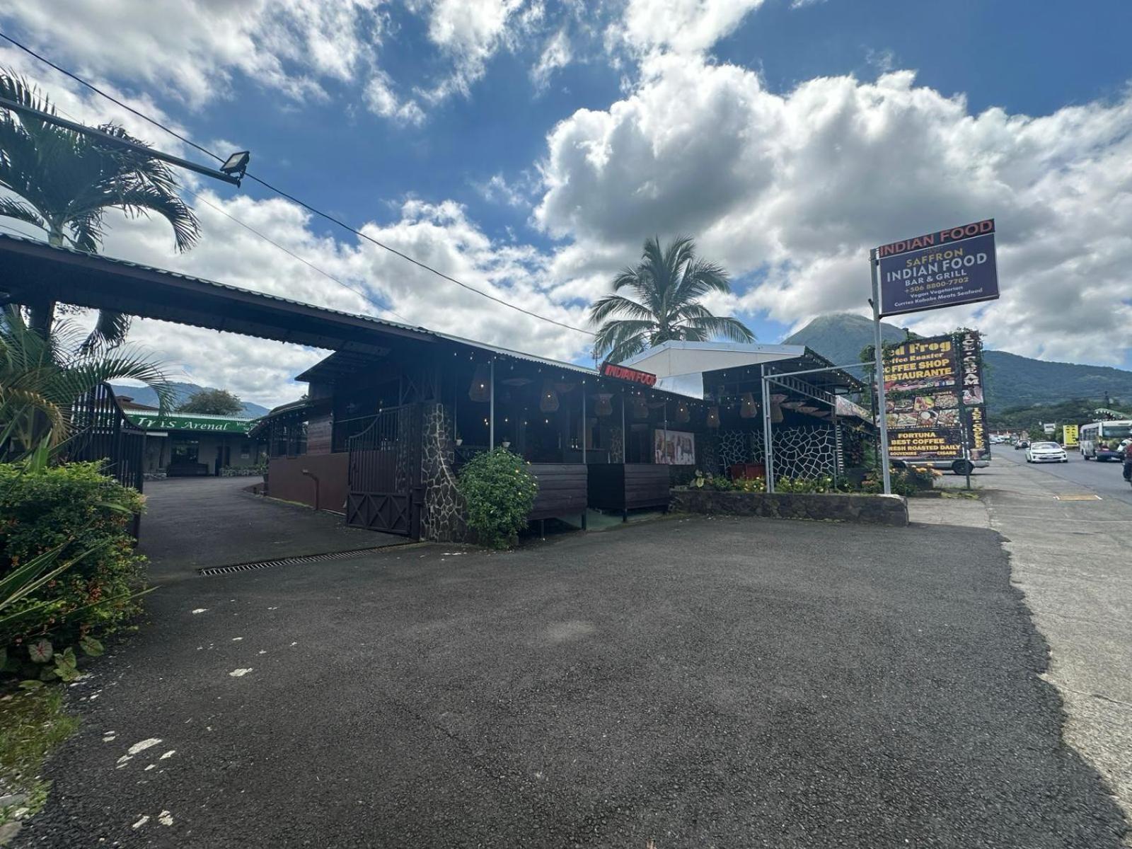 Hotel Iris Arenal La Fortuna Екстериор снимка