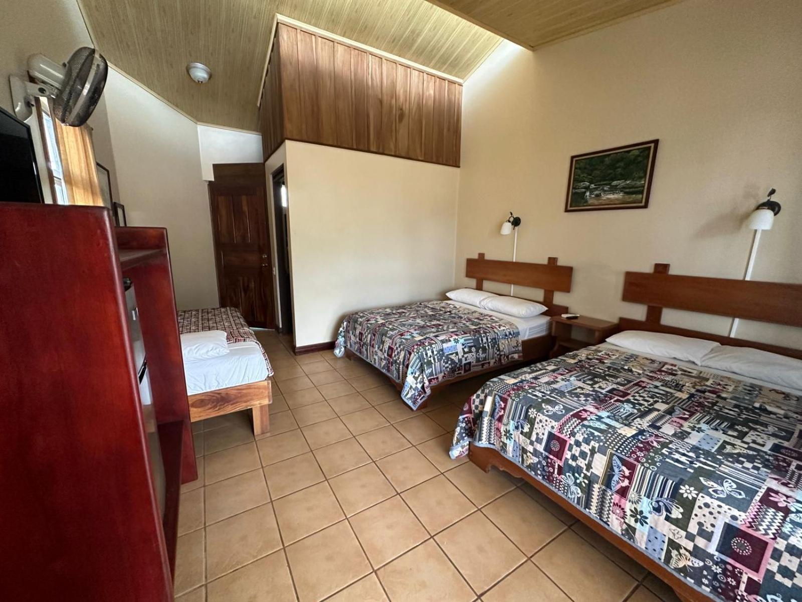 Hotel Iris Arenal La Fortuna Екстериор снимка